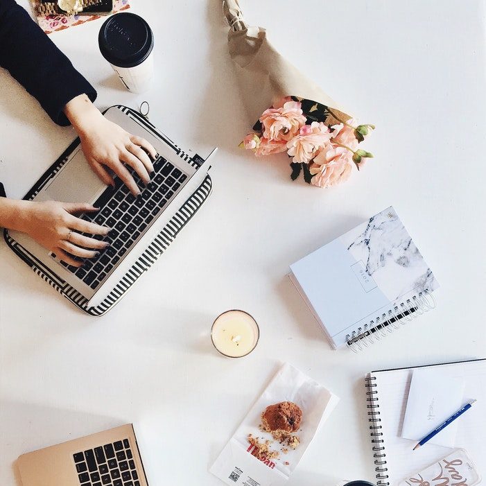 manos escribiendo en portatil