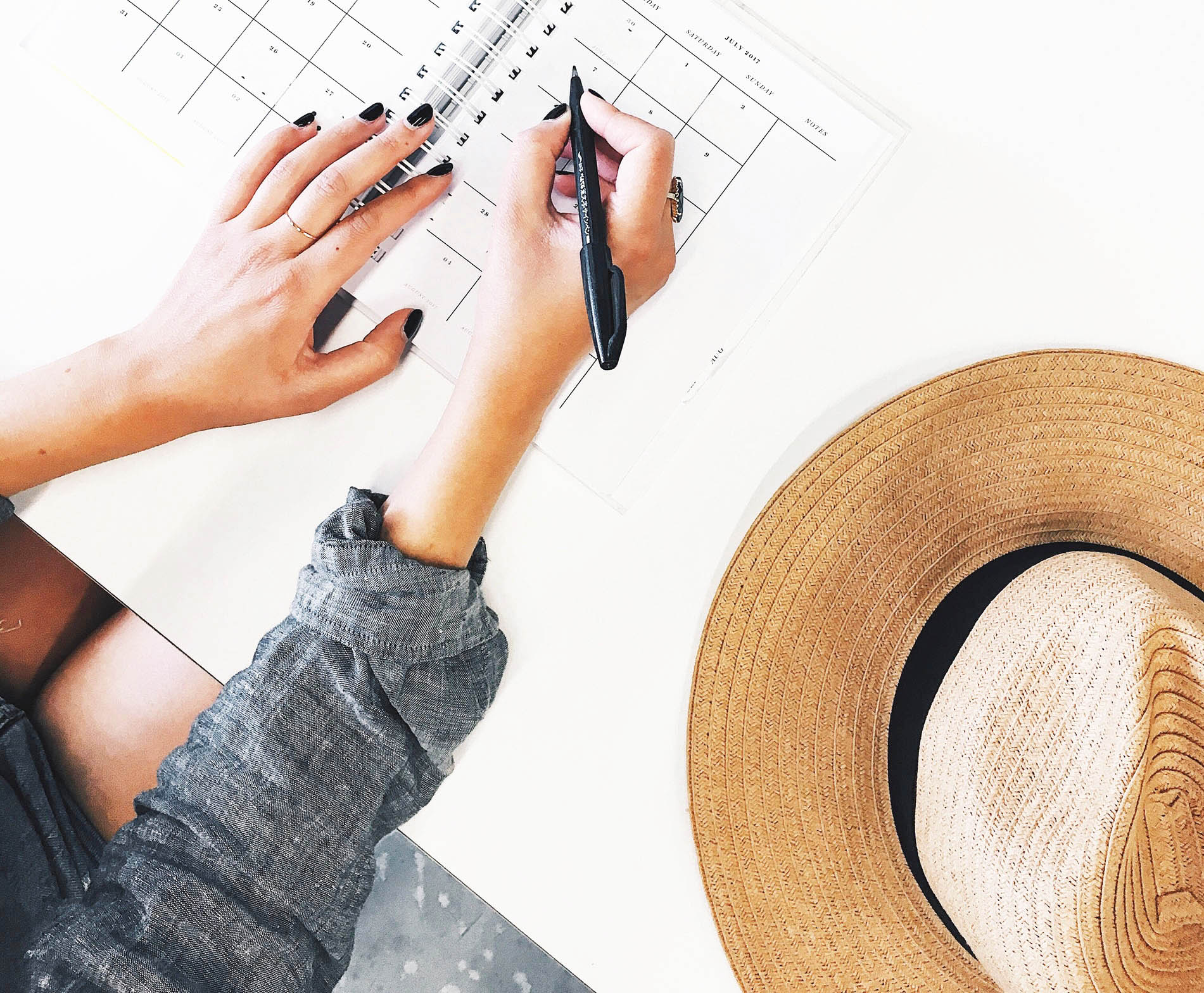 asesora de imagen realizando un estudio de imagen personal